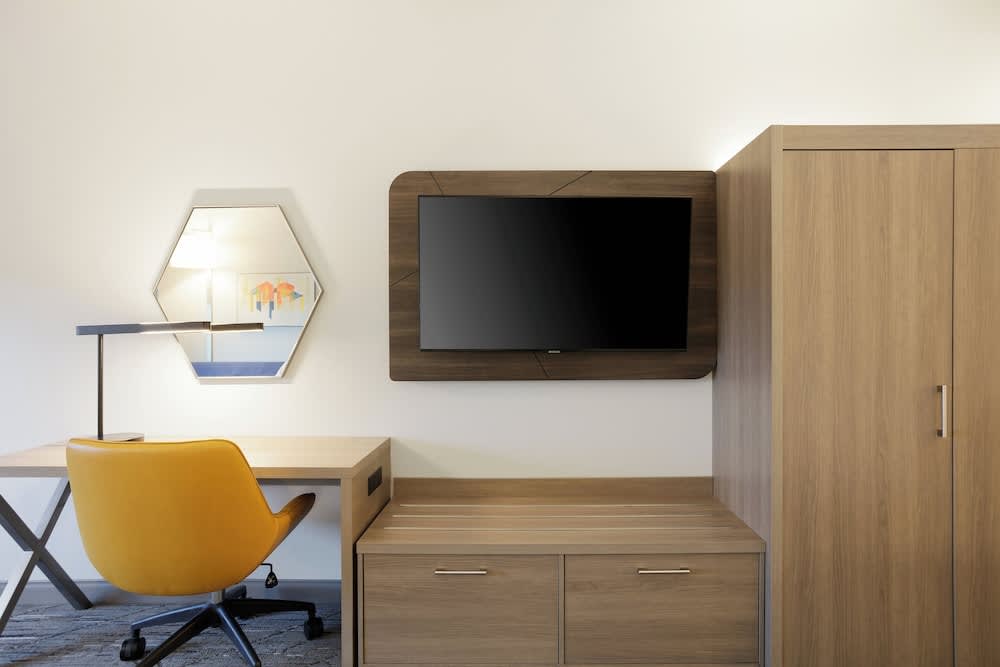 Holiday Inn Express & Suites Charlotte - Airport Area 1