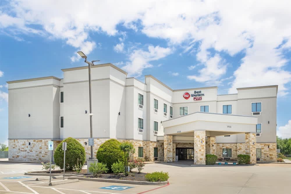 Best Western Plus Waller Hotel 1