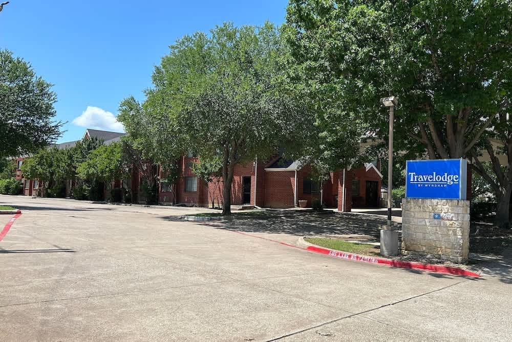 Travelodge by Wyndham Arlington/Dallas Area 1