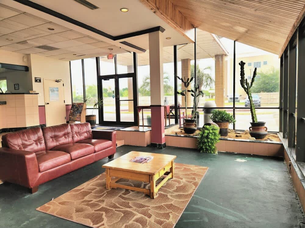 Days Inn by Wyndham Bay City 1