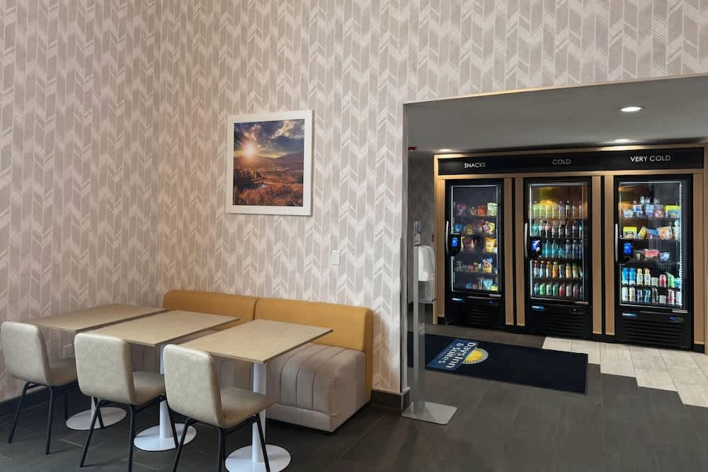 Days Inn & Suites by Wyndham Wausau 2