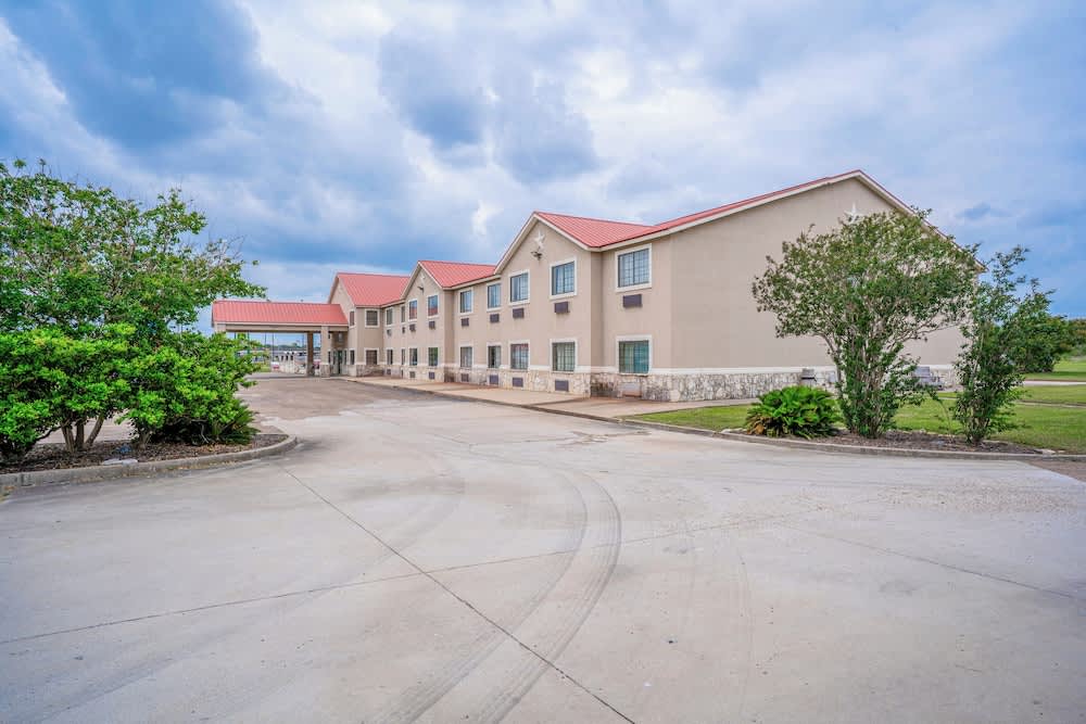Days Inn & Suites by Wyndham Beeville 1