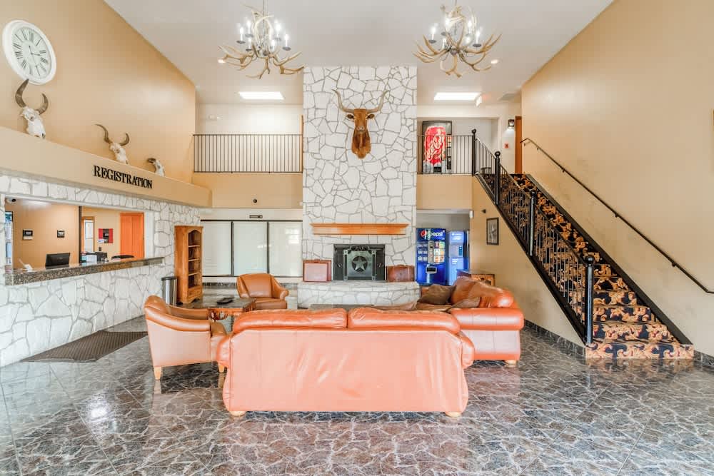 Days Inn & Suites by Wyndham Beeville 2