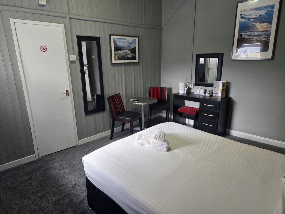 Peek-a-Booze - Budget Hotel - Adults Only 1