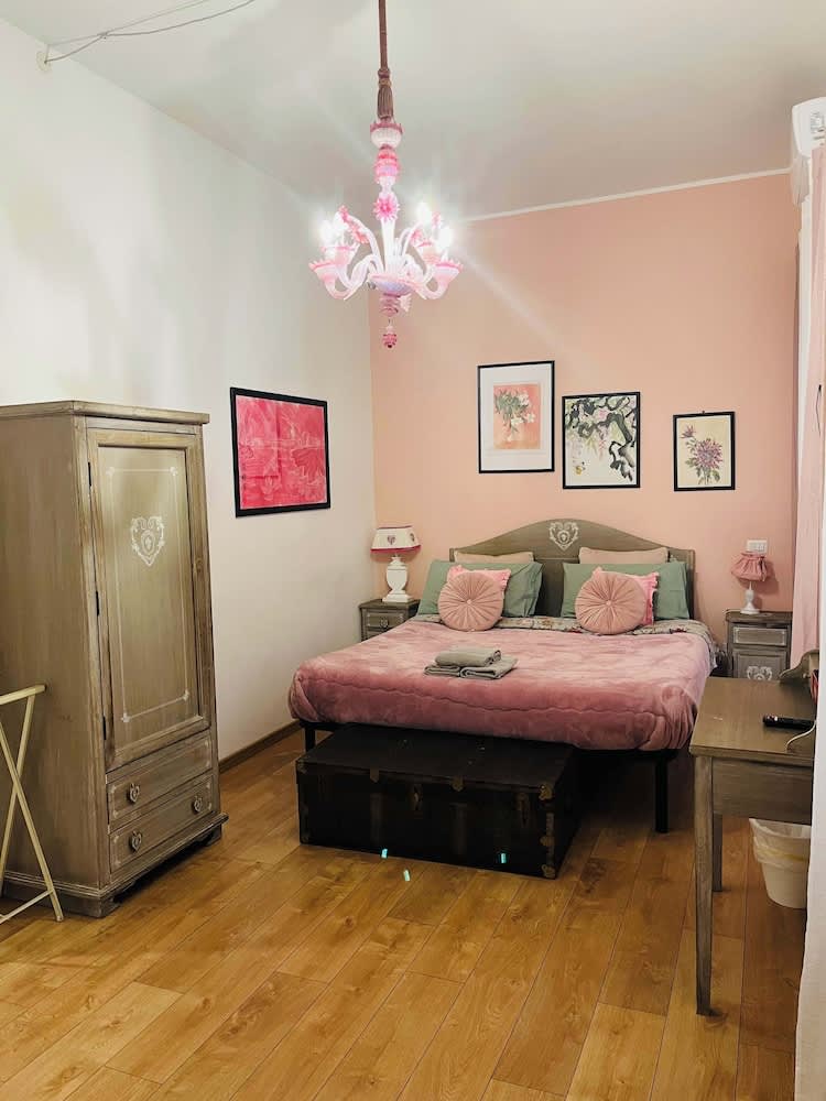 la piazzetta delle regine 2