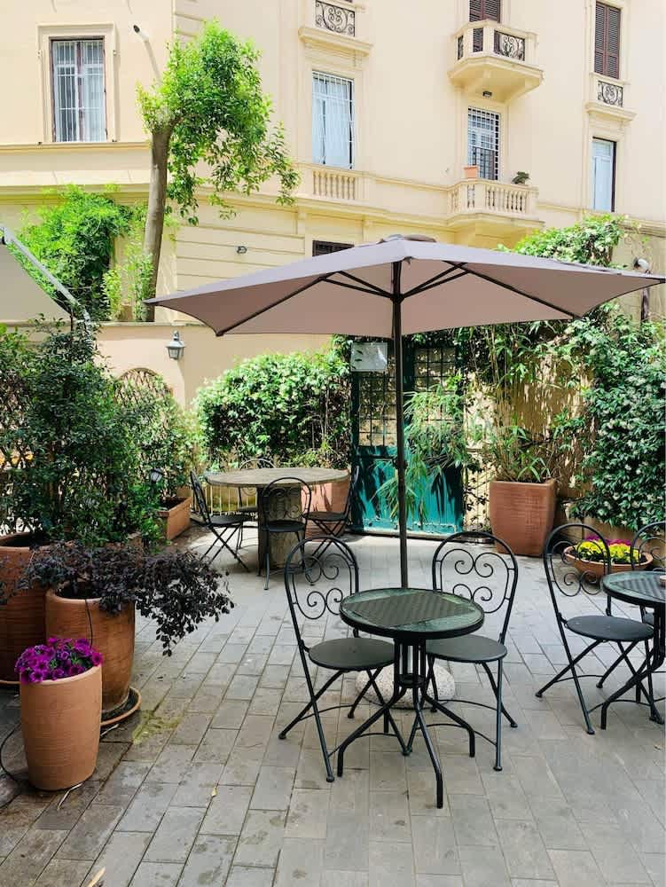 la piazzetta delle regine 1