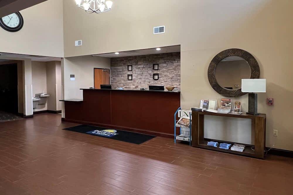 Days Inn & Suites by Wyndham Manheim Lebanon 2
