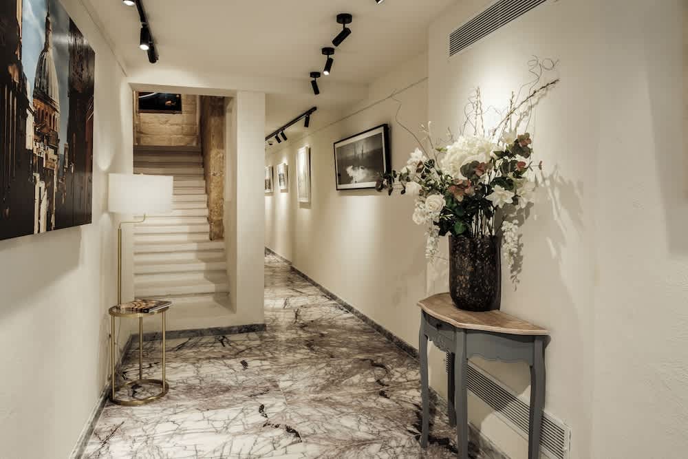 1926 La Galerie Boutique Art Suites 2