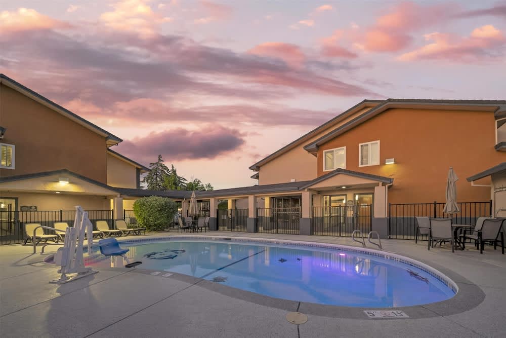 Best Western Antelope Inn & Suites 1