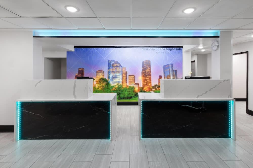 La Quinta Inn & Suites by Wyndham Houston Bush IAH South 2