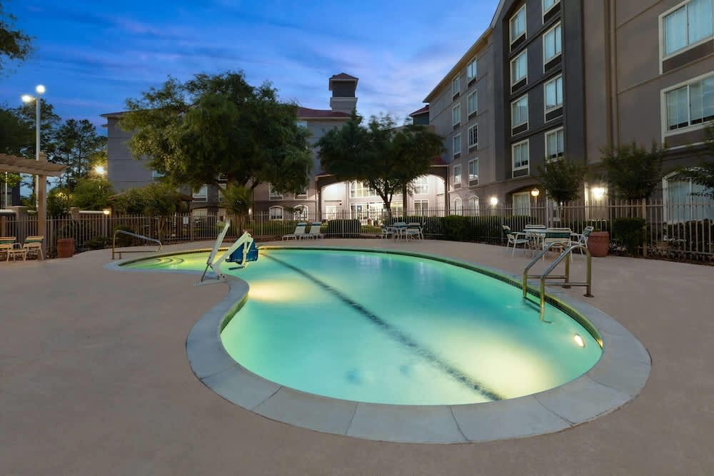 La Quinta Inn & Suites by Wyndham Houston Bush IAH South 1
