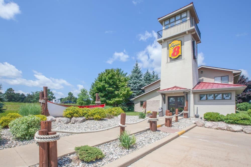 Super 8 by Wyndham Houghton Lake 1