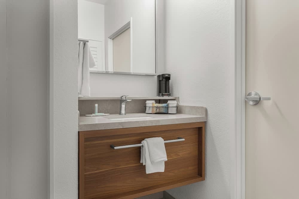 Courtyard Louisville Airport 4