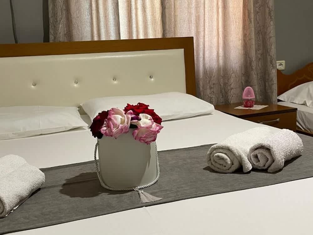 Villa CACA -5 min walk to the beach, free parking & balcony rooms in Ksamil 2