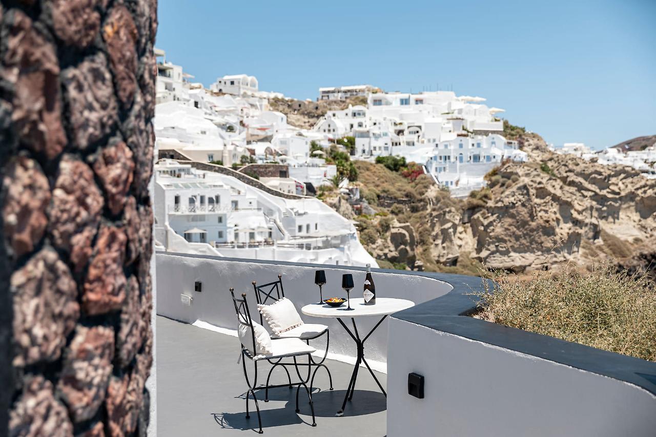 Pearl of Caldera Oia 1