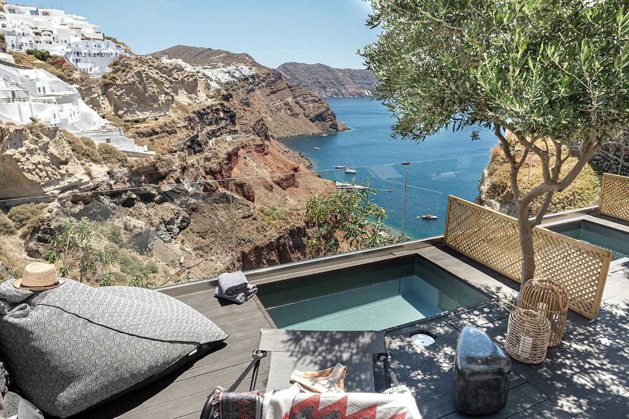 Pearl of Caldera Oia 2