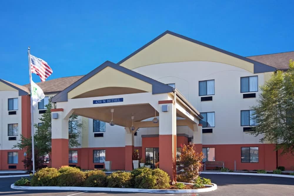 MUNCIE PLACE HOTEL & SUITES by IHG 1