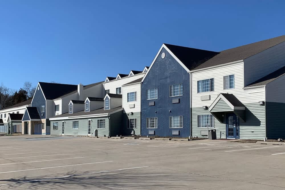 Days Inn & Suites by Wyndham Williamsburg IA North 1