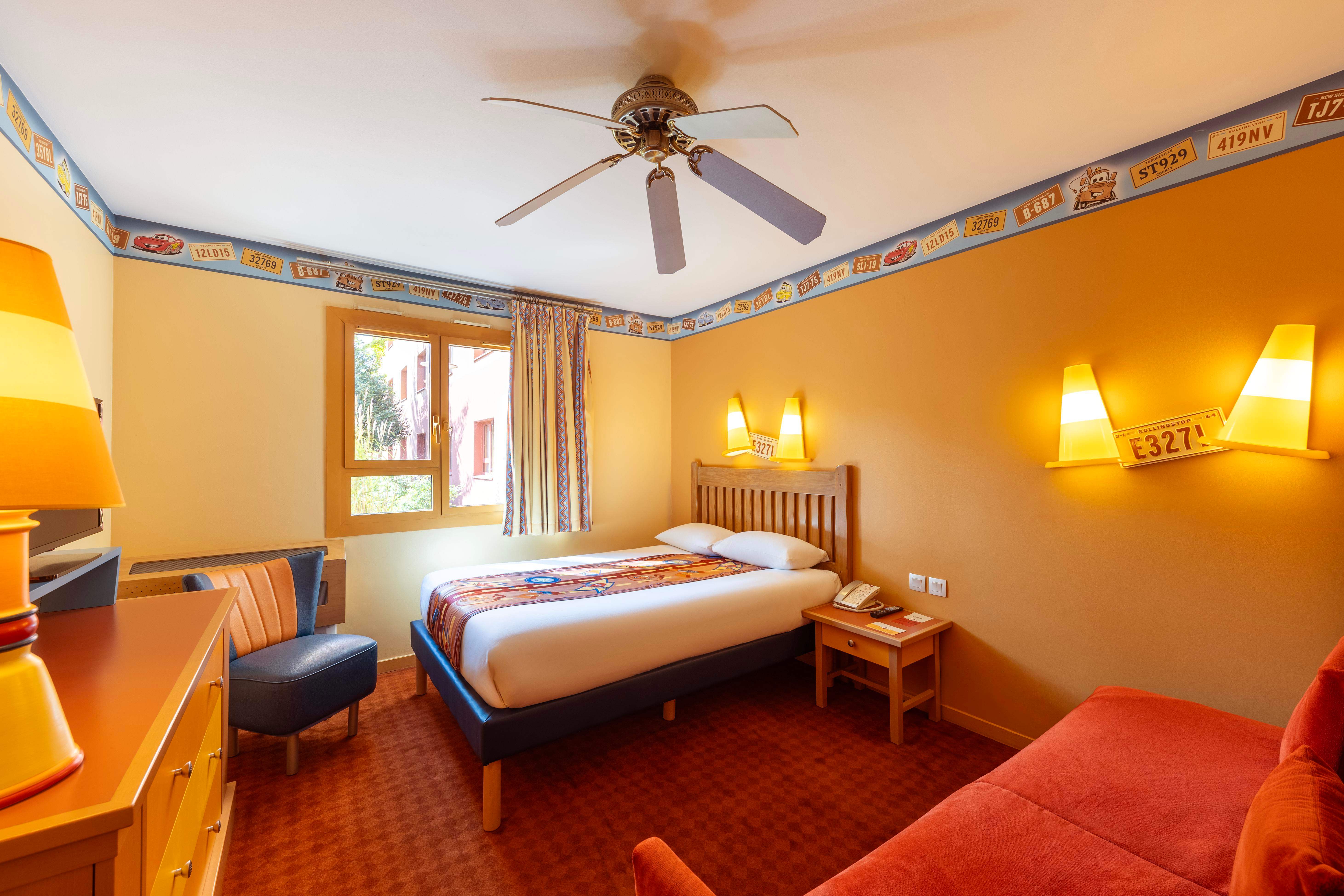 Disney Hotel Santa Fe + Tickets 3