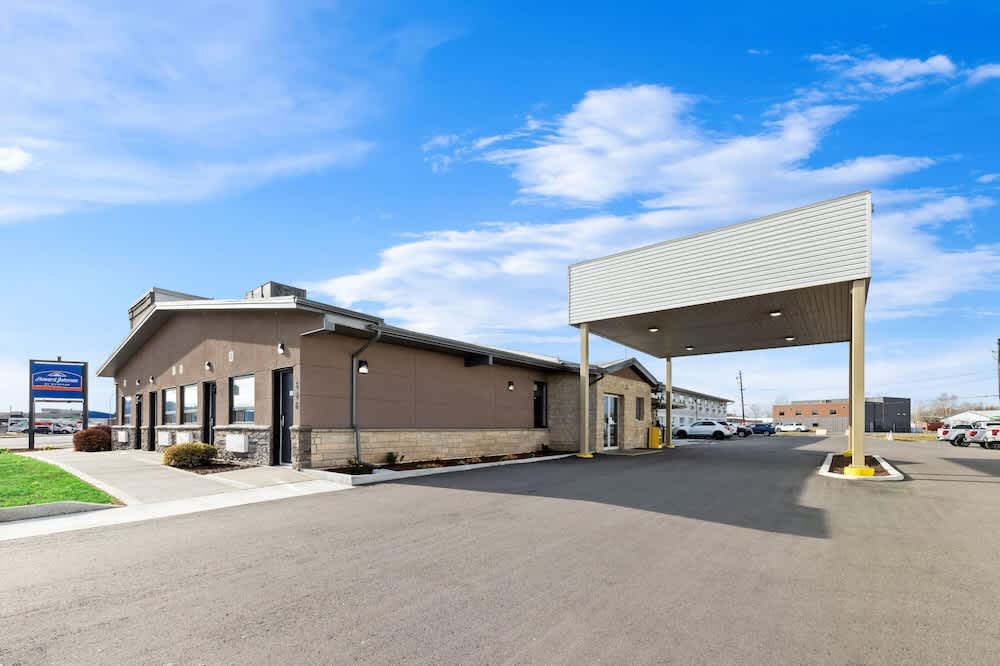 Howard Johnson by Wyndham Thunder Bay 1