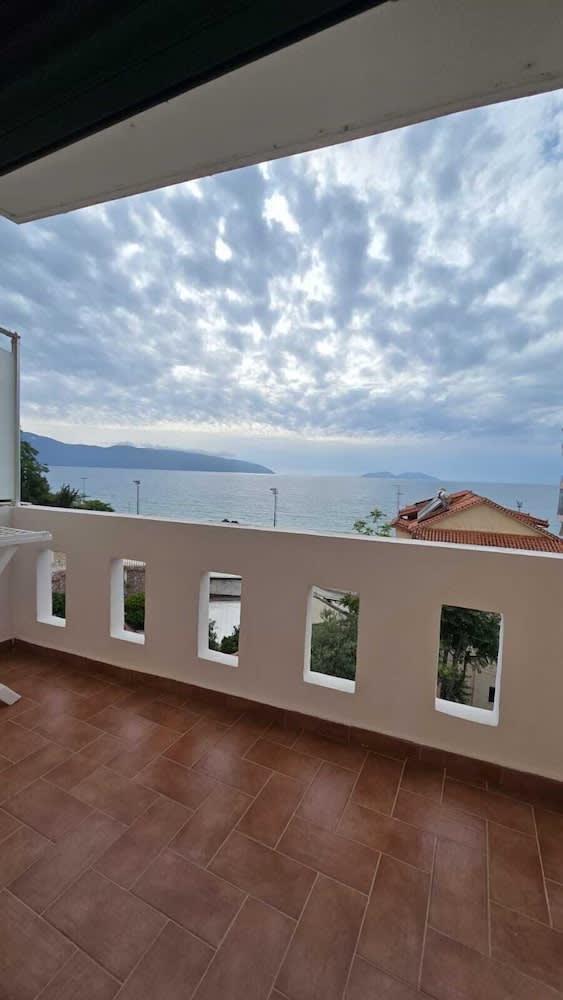 Tirent Apartment - Your Beach Home in Vlorë 1