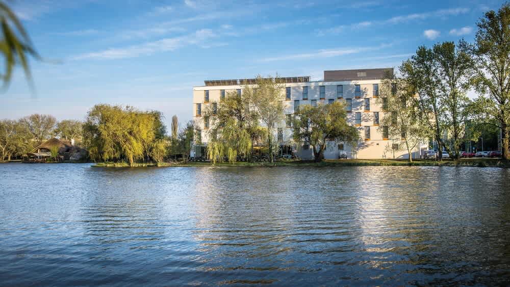 Best Western Plus Lakeside Hotel 1