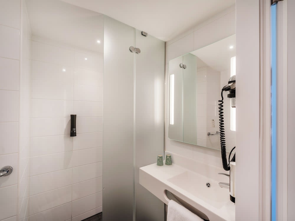 B&B HOTEL Zürich Airport 4