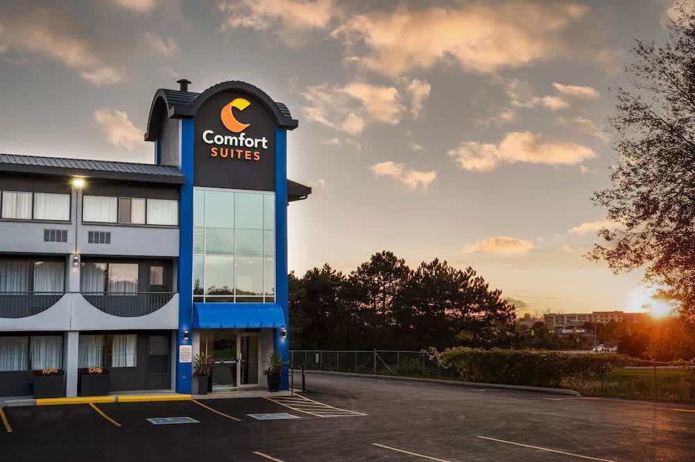 Comfort Suites Kingston Central 1