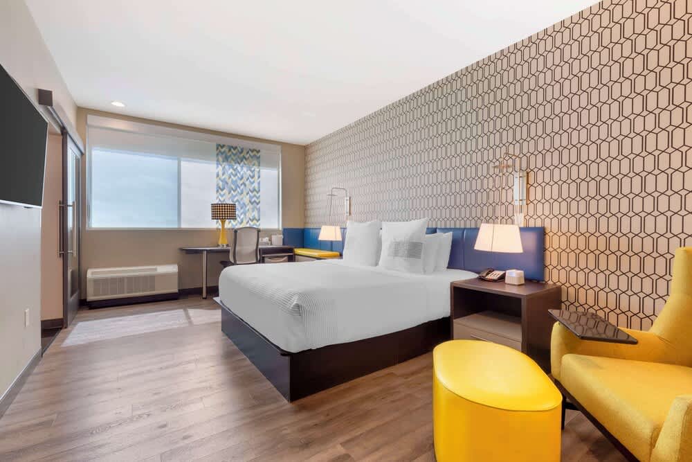 GLō Best Western Dallas South DeSoto 1