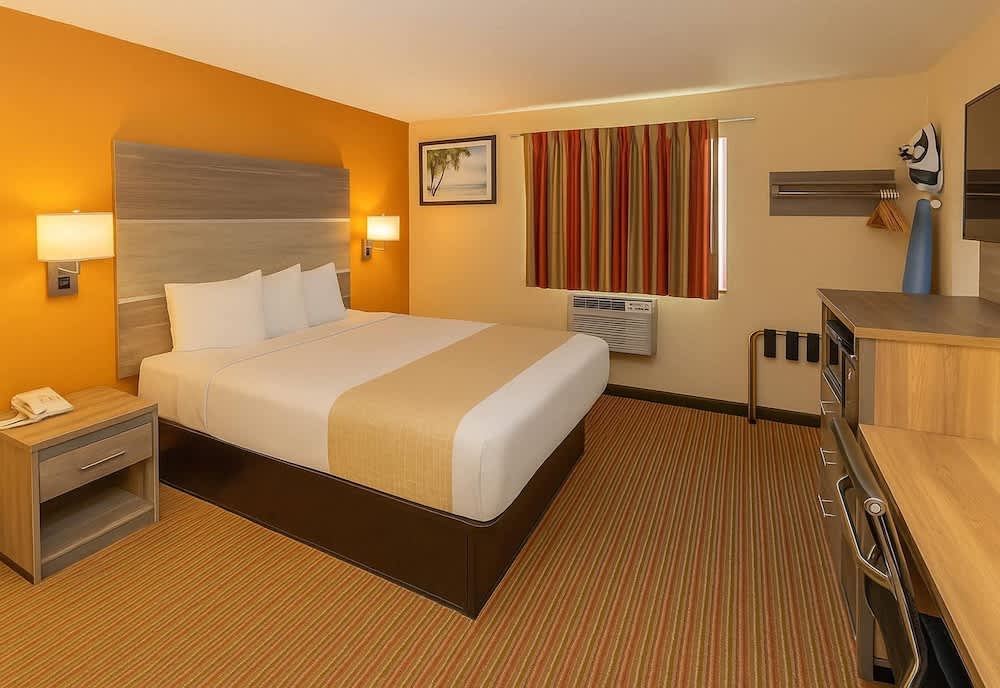 Travelodge by Wyndham Muskegon 2