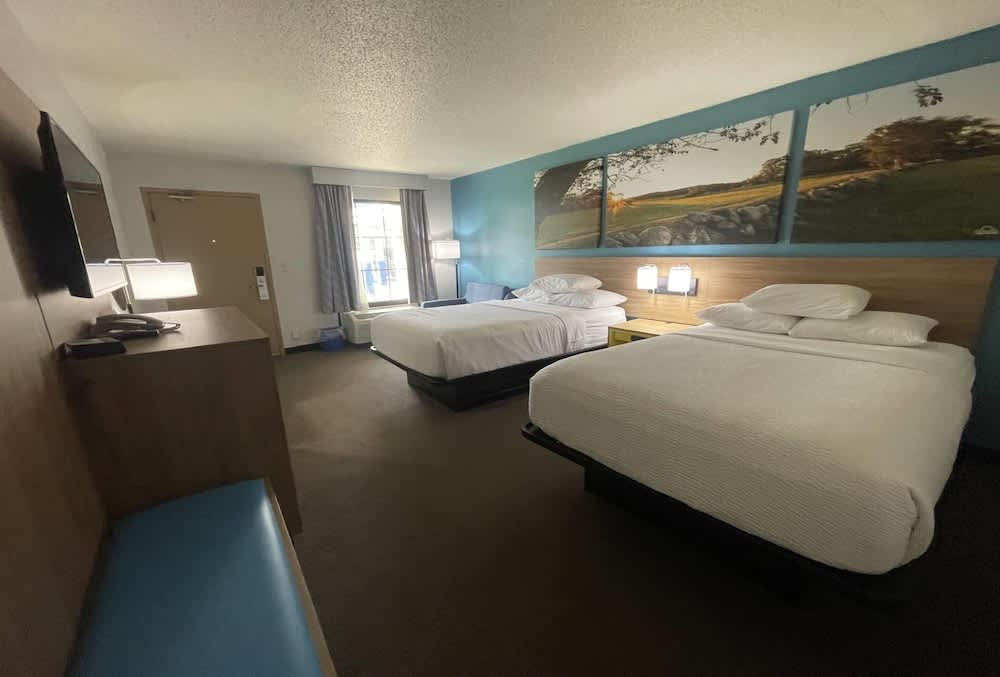 Days Inn & Suites by Wyndham York 2