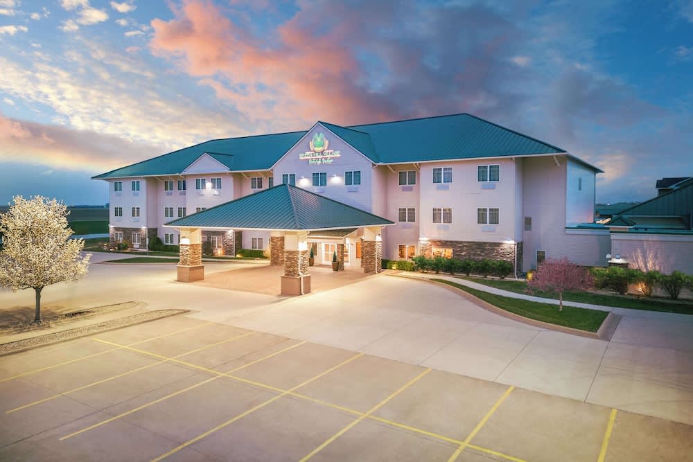 Green Mill Village Hotel & Suites, BW Signature Collection 1