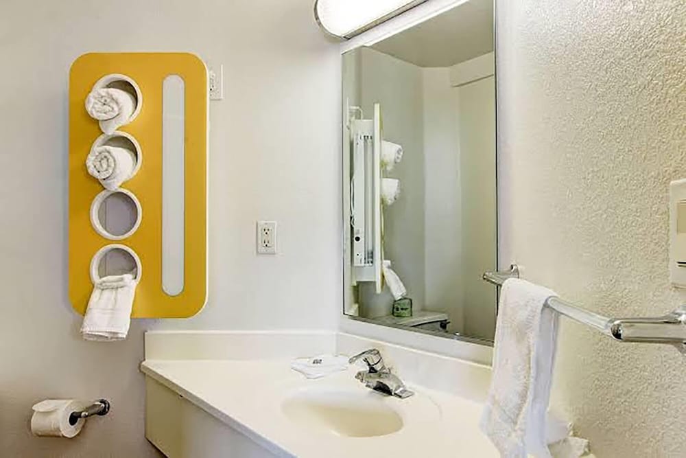 Super 8 by Wyndham Aurora East 3