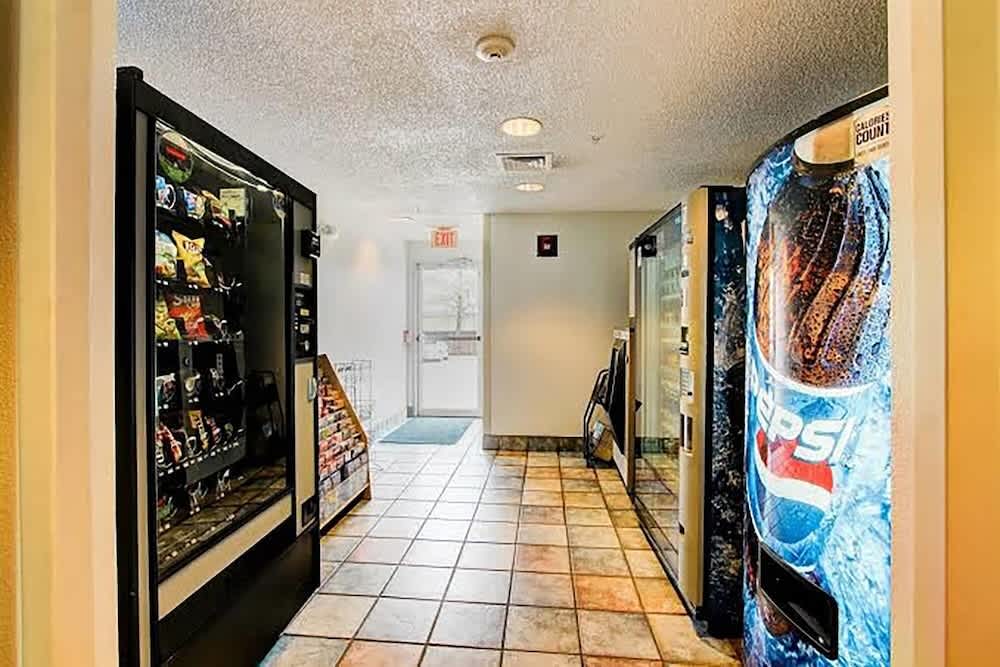 Super 8 by Wyndham Aurora East 4