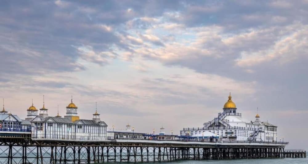 OYO Marine Parade Hotel, Eastbourne Pier 1