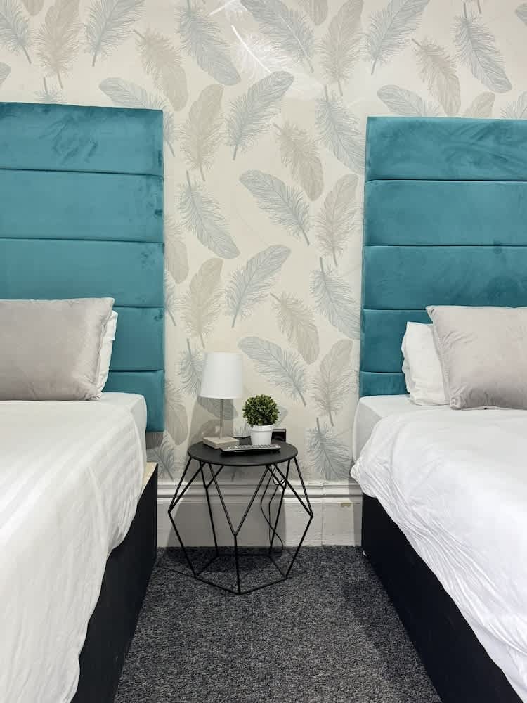 OYO Marine Parade Hotel, Eastbourne Pier 2