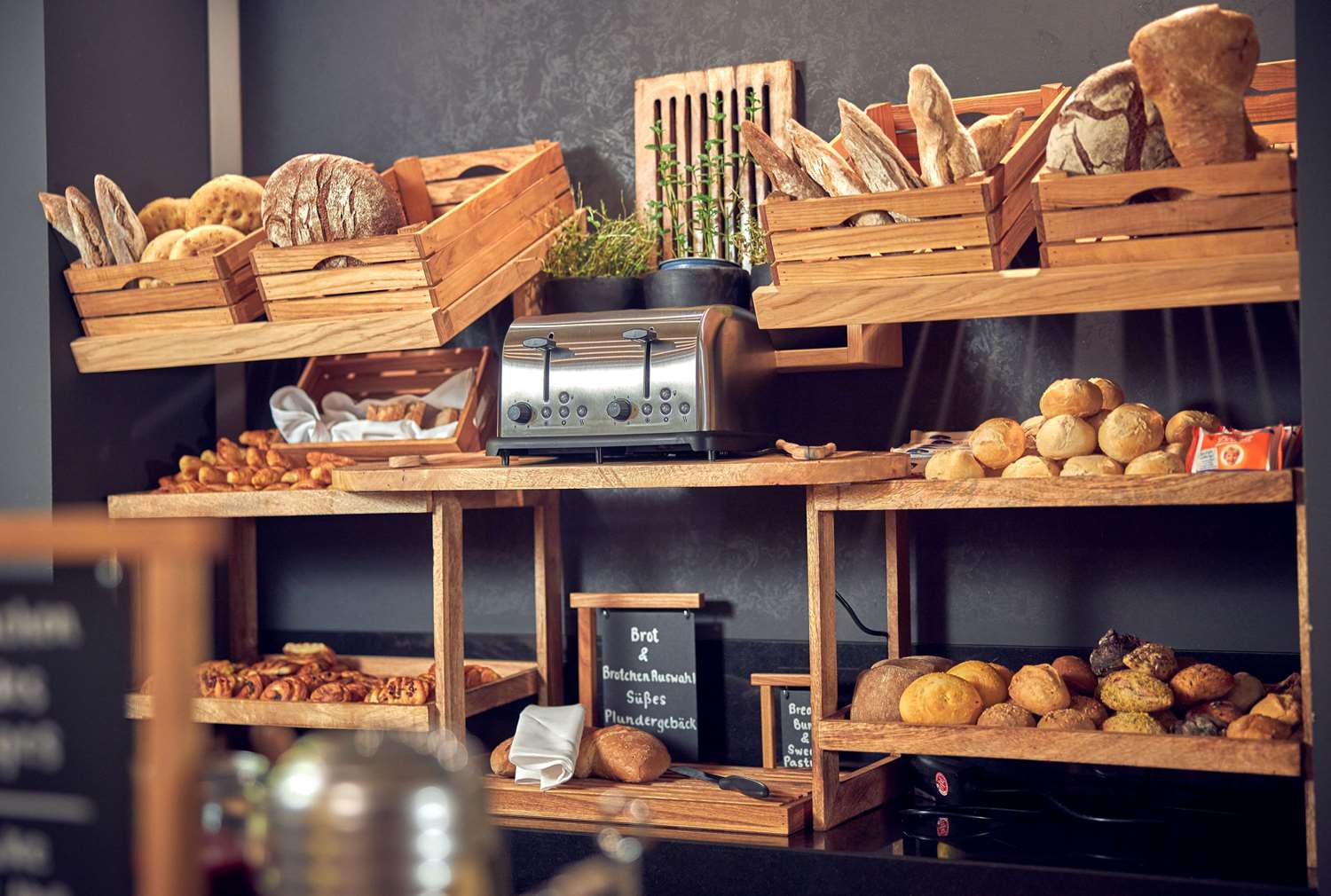 Wasserturm Hotel Cologne, Curio Collection by Hilton 5