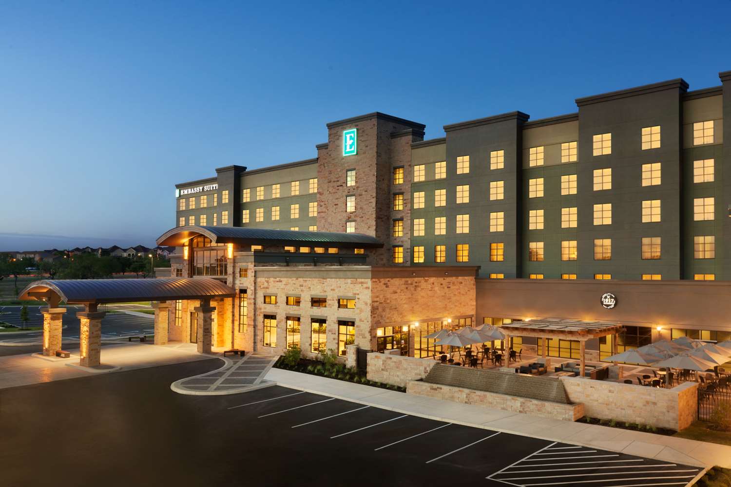 Embassy Suites by Hilton San Antonio Brooks Hotel & Spa 4
