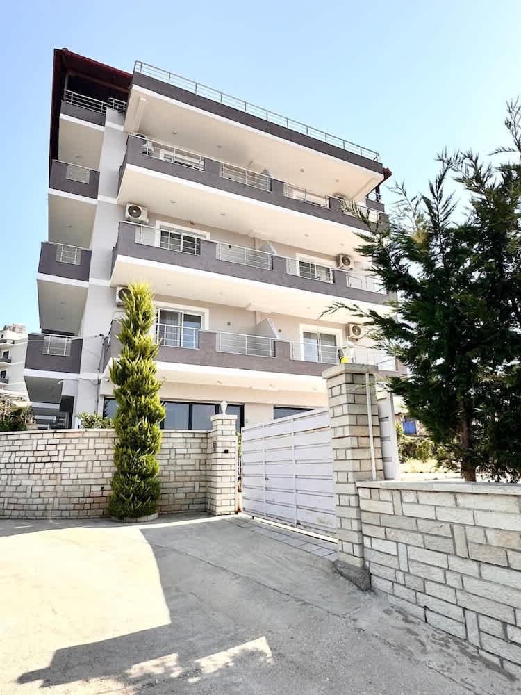 Golden Berden Boutique Apart-Hotel 1
