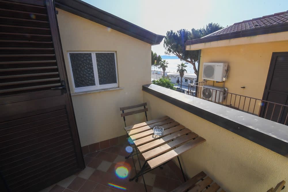 Scilla SeaFront Rooms 3