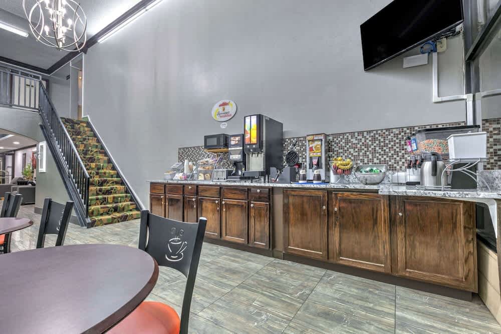 La Quinta by Wyndham Dallas Grand Prairie North 1