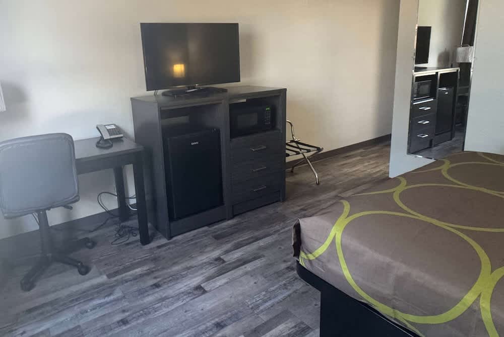 Super 8 by Wyndham Great Falls City Center 1