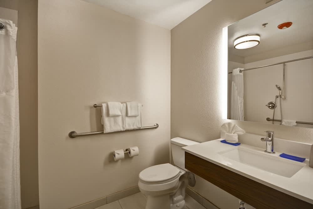 Holiday Inn Express & Suites FRESNO (RIVER PARK) HWY 41 by IHG 2