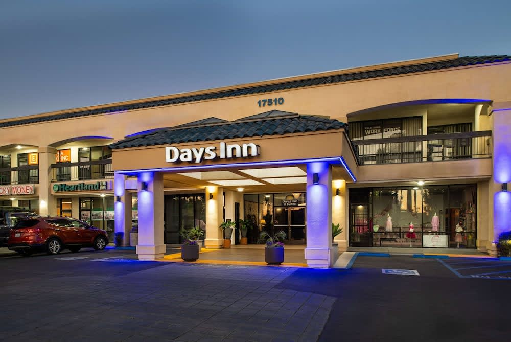 Days Inn & Suites by Wyndham Artesia 1