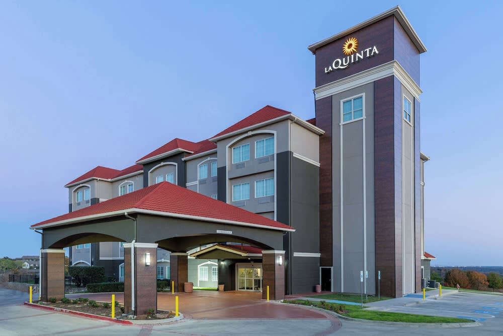 La Quinta Inn & Suites by Wyndham Fort Worth - Lake Worth 1