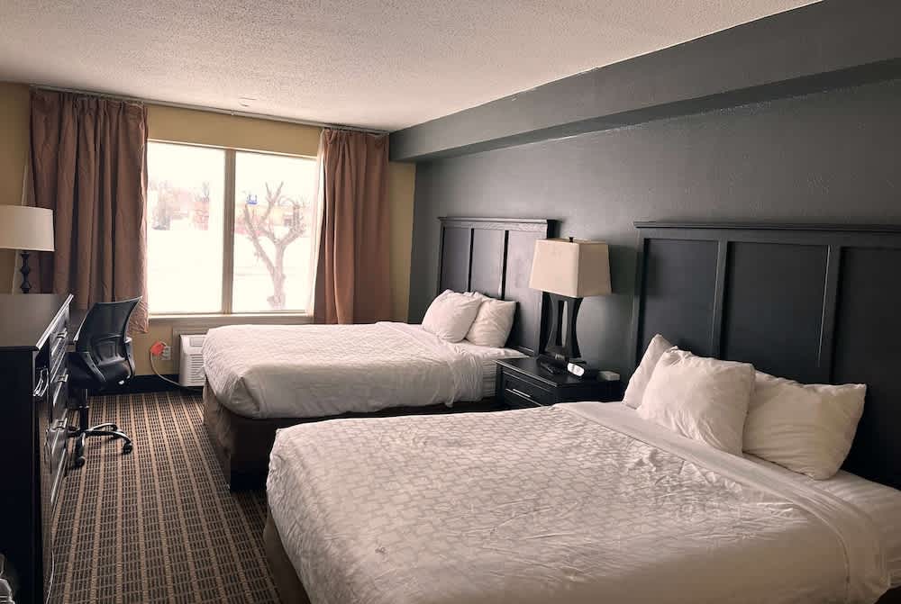 Days Inn & Suites by Wyndham Norton Shores Muskegon 1