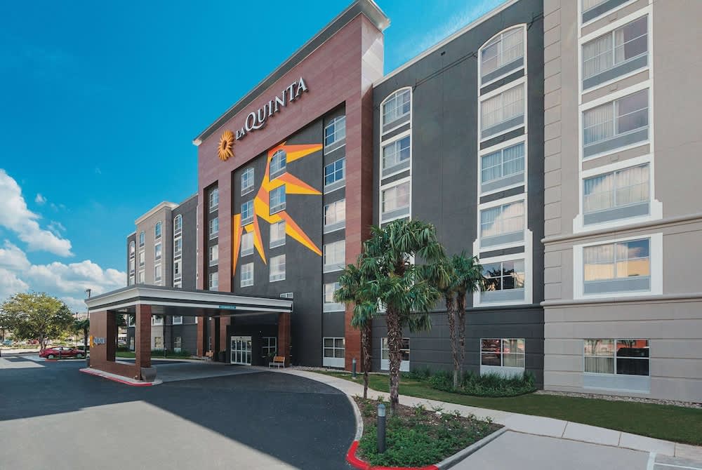 La Quinta Inn & Suites by Wyndham San Antonio Downtown 1