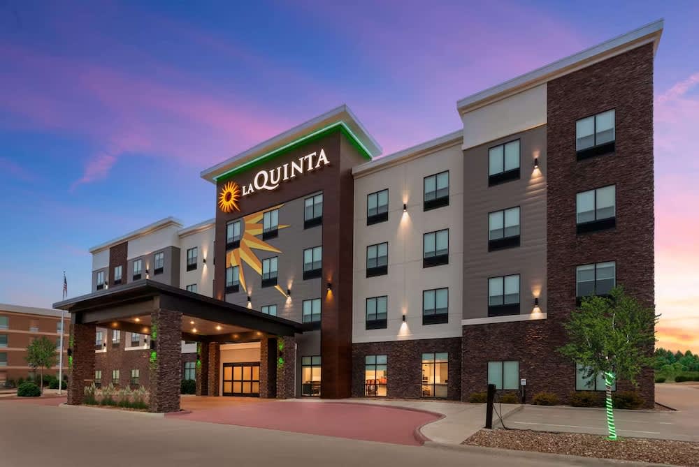 La Quinta Inn & Suites by Wyndham Coralville Iowa City 1