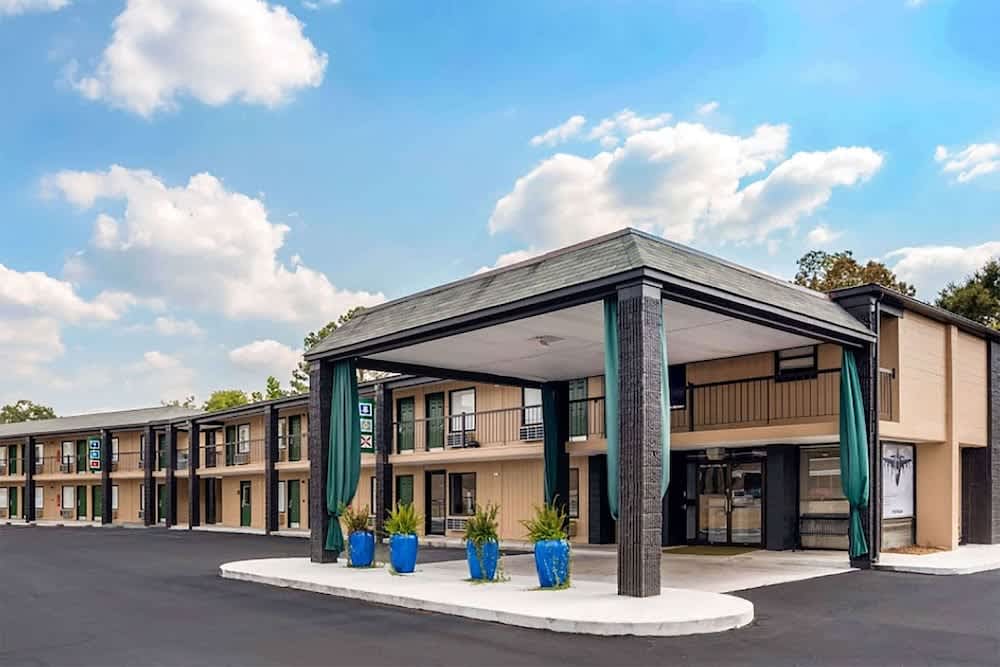 Super 8 by Wyndham Daleville-Fort Novosel 1