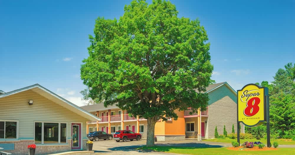 Super 8 by Wyndham Kingston 1